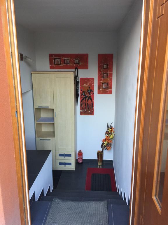 Apartament Tipton Apartment Jelenia Gora Bagian luar foto