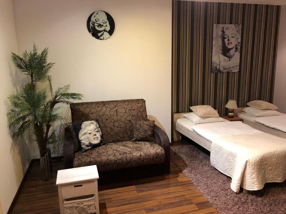 Apartament Tipton Apartment Jelenia Gora Bagian luar foto