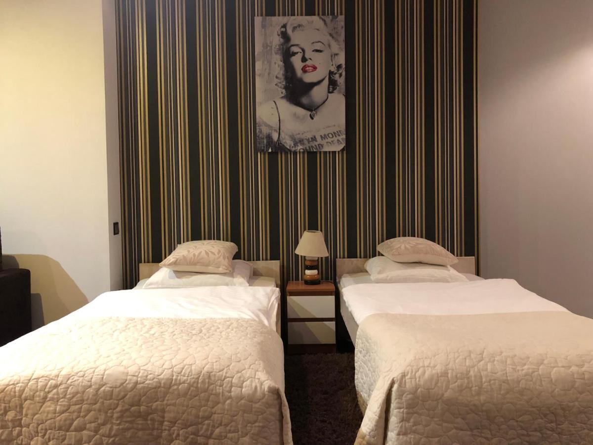 Apartament Tipton Apartment Jelenia Gora Bagian luar foto
