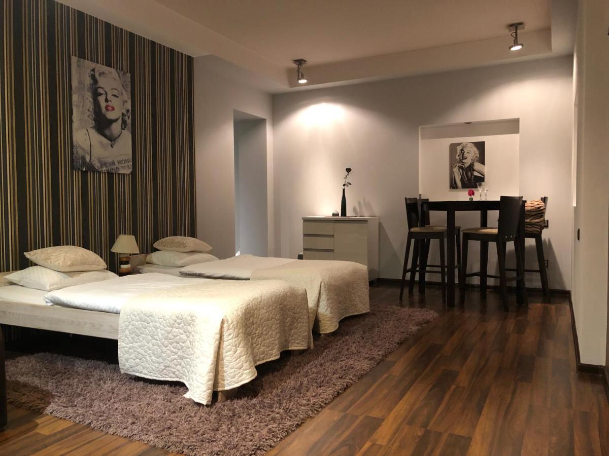 Apartament Tipton Apartment Jelenia Gora Bagian luar foto