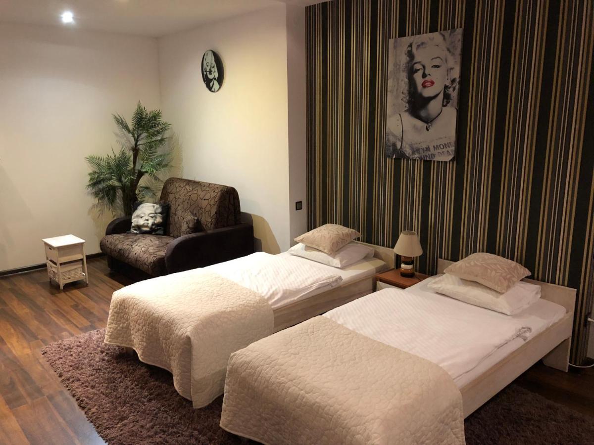 Apartament Tipton Apartment Jelenia Gora Bagian luar foto